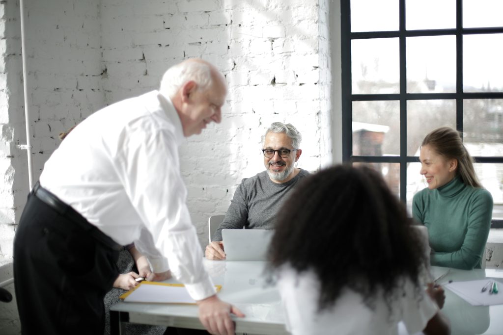 Diferencia entre alta dirección y mando medio: roles, liderazgo y toma de decisiones